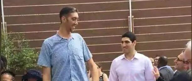 壮如NBA巨人都有被路人碾压，坎特合影2米46巨人，小鸟依人