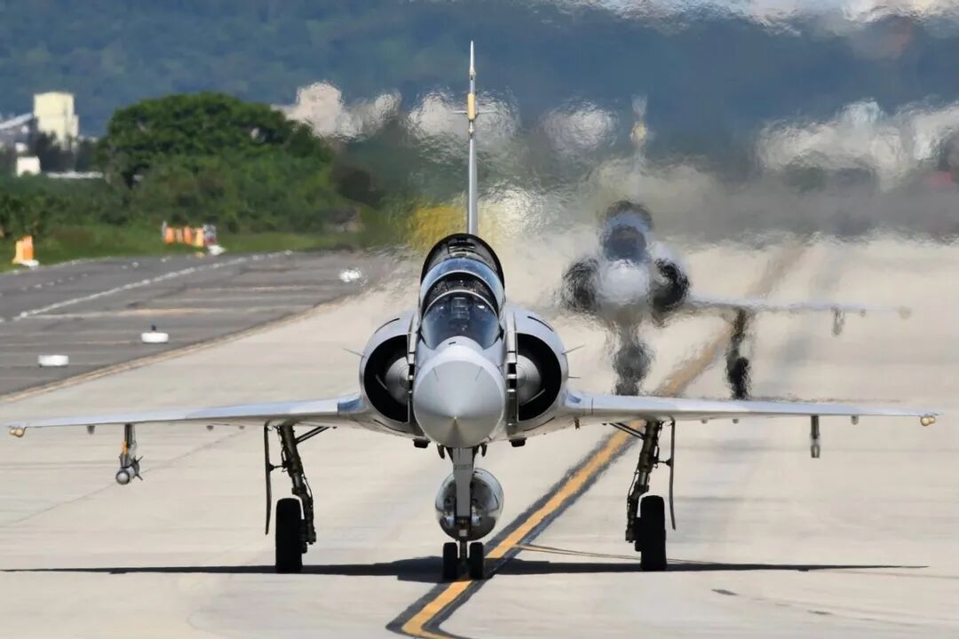 解放軍無(wú)人機(jī)直插臺(tái)西南，低速僅94節(jié)，臺(tái)空軍同速伴飛就墜海的圖4