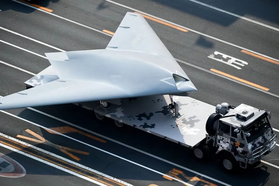 解放軍無(wú)人機(jī)直插臺(tái)西南，低速僅94節(jié)，臺(tái)空軍同速伴飛就墜海的圖1