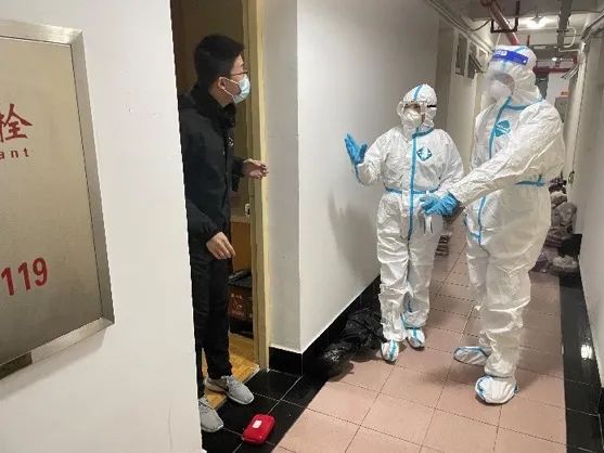 沒條件就創造!自創VR實驗急送電路板|上海交大學子“花式”打造身邊的實驗室(圖2) 沒條件就創造!自創VR實驗急送電路板|上海交大學子“花式”打造身邊的實驗室(圖2)