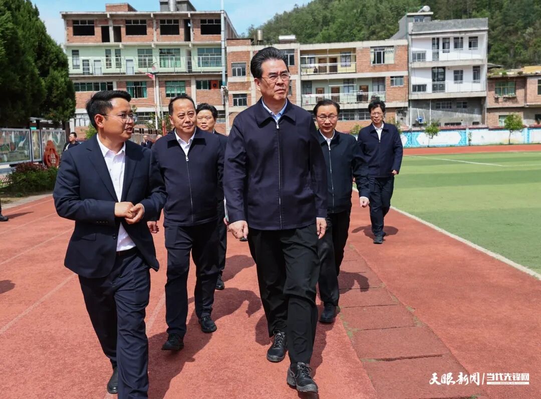 图为李炳军在纳雍县化作中学调研。.jpg