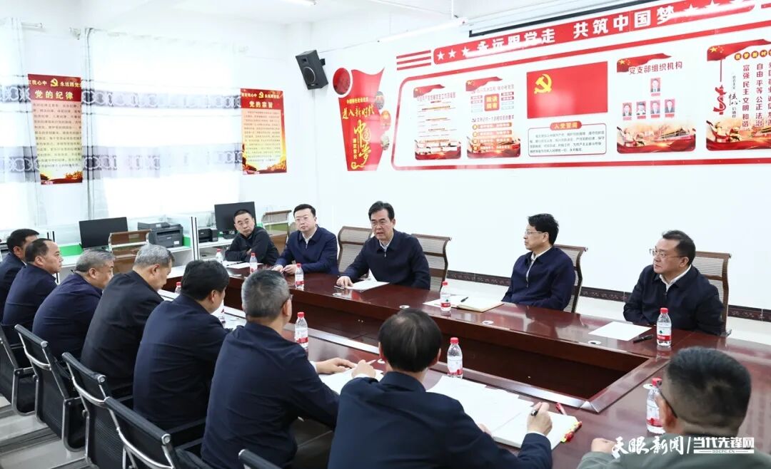 图为李炳军主持召开座谈会，专题听取毕节市和省有关部门做好学生交通安全工作情况汇报。.jpg