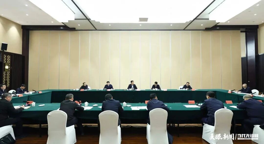 图为李炳军主持召开专题会听取织金县重大项目建设情况汇报。.jpg