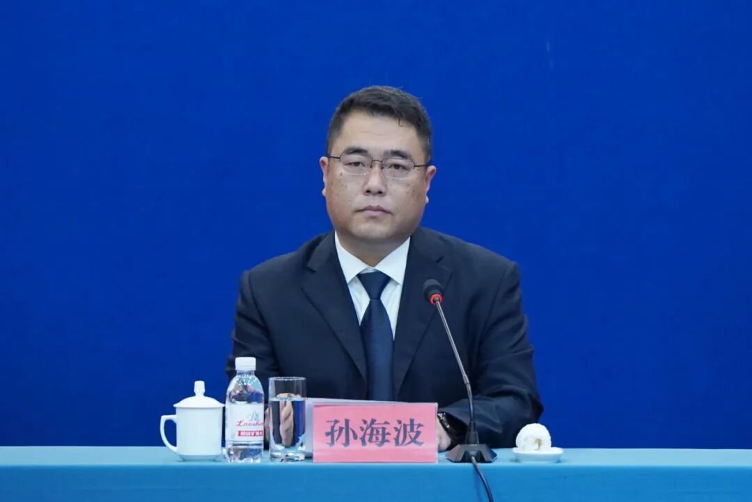 市户外广告与亮化发展中心主任 孙海波孙海波:沿街商户门头招牌是市容