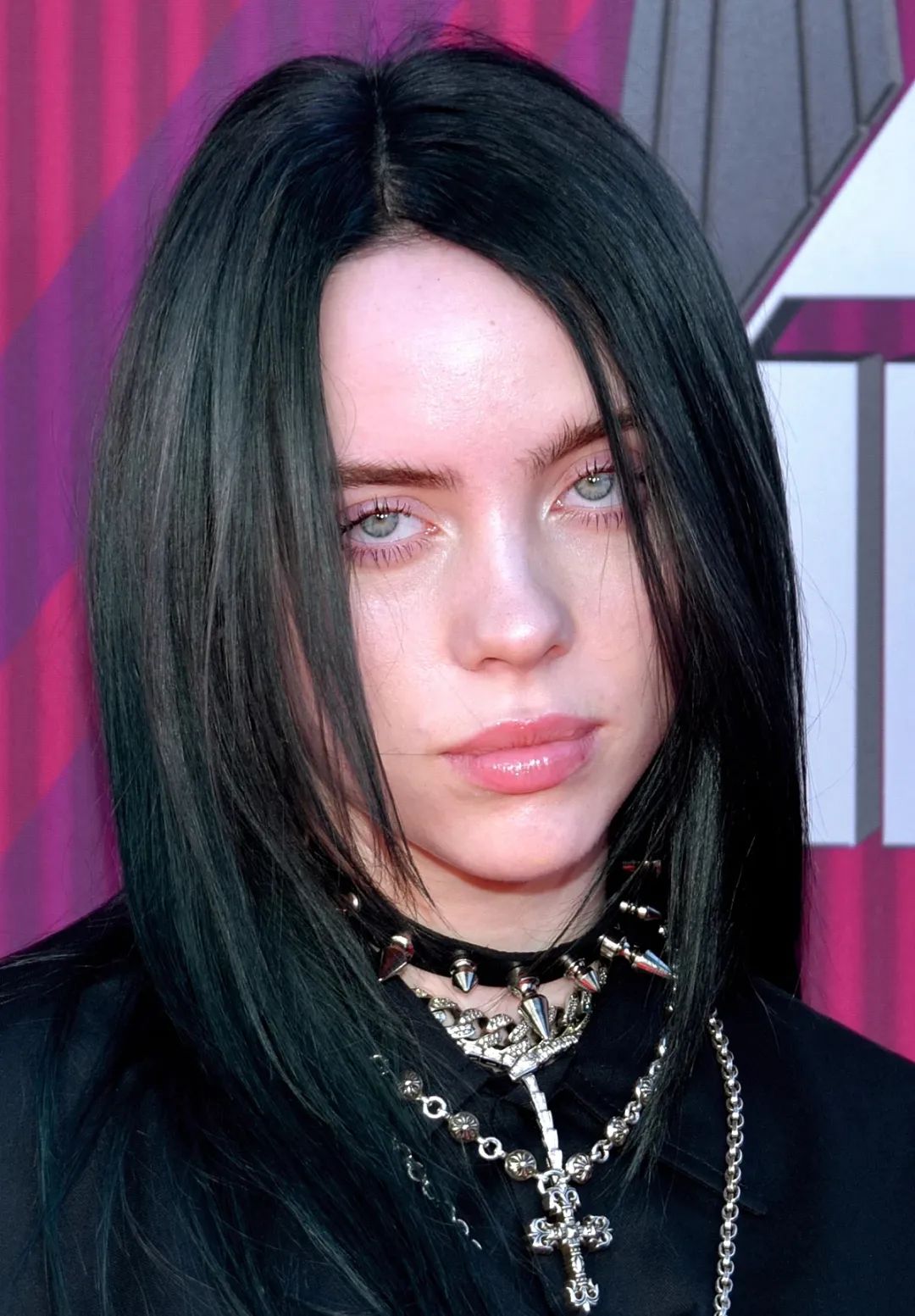 比莉·艾利什(billie eilish:在公众注视下长大却遍体鳞伤