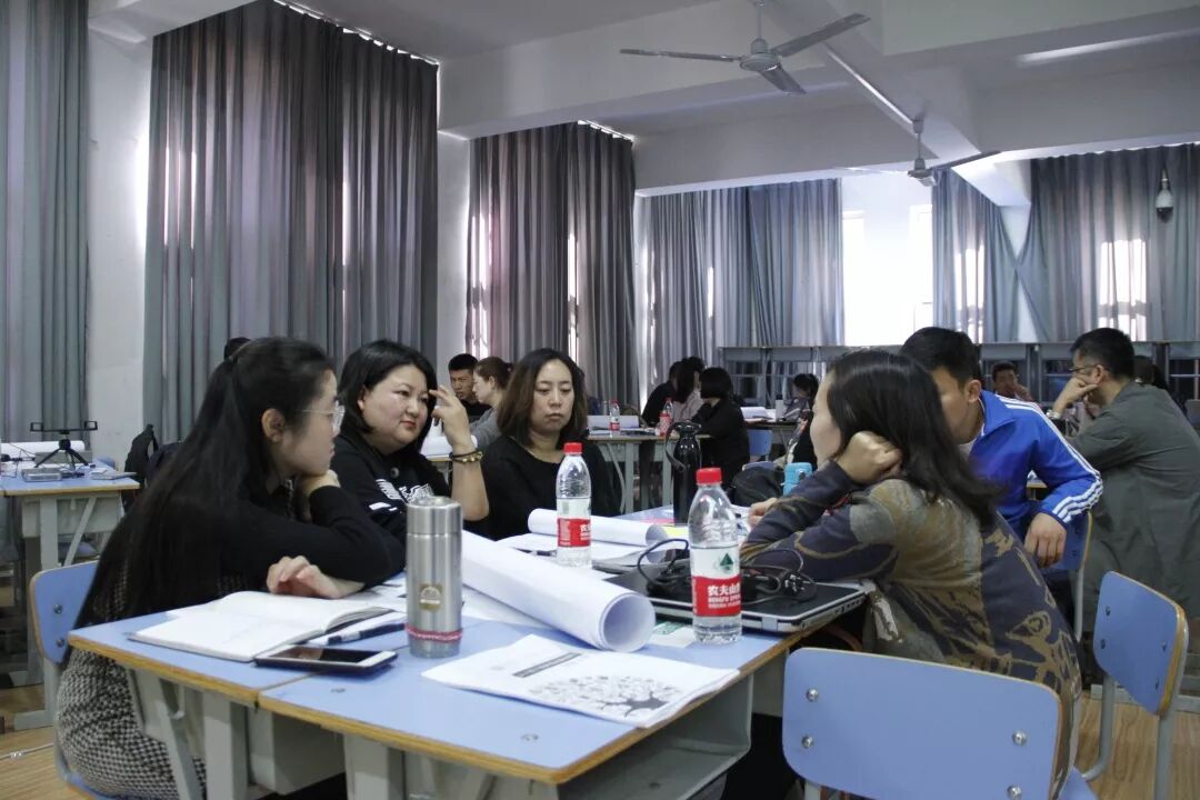 小组讨论.jpg