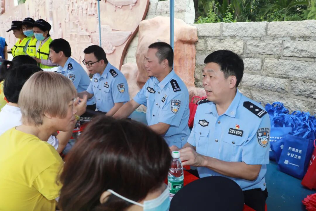 茂名市公安局治安巡逻警察支队副支队长陈国荣,茂南公安分局副局长