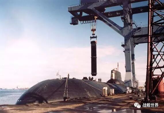只有经过对比，才知道台风级潜艇究竟有多大的图13