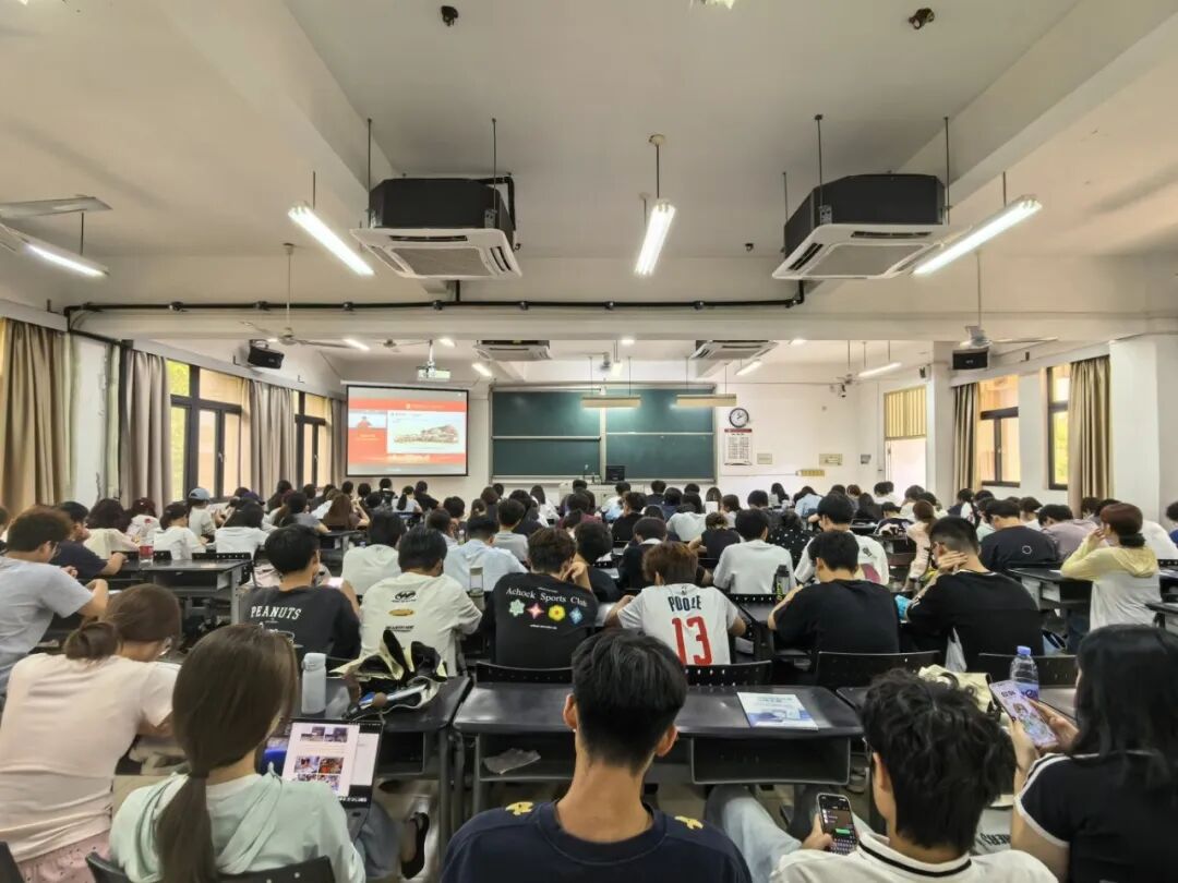 开学第一课（陈芷莹摄）.jpg
