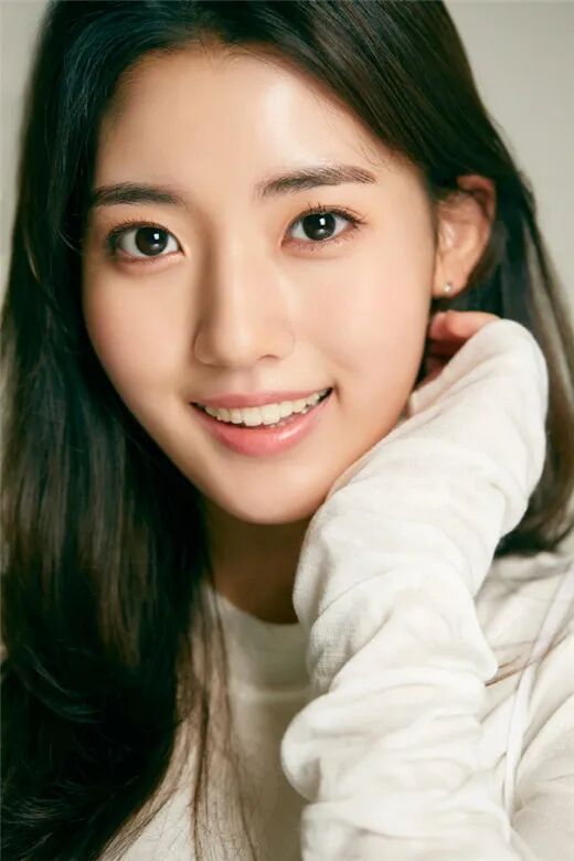 她被称为"南韩最美童星",00后的郑多彬肤白貌美酷似徐璐