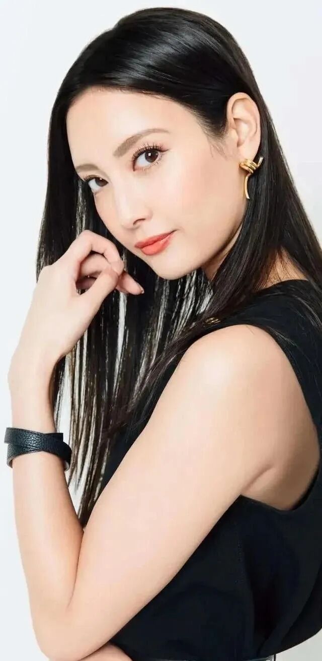 她有日本第一美腿称号菜菜绪颜值和身材比例让无数宅男沦陷