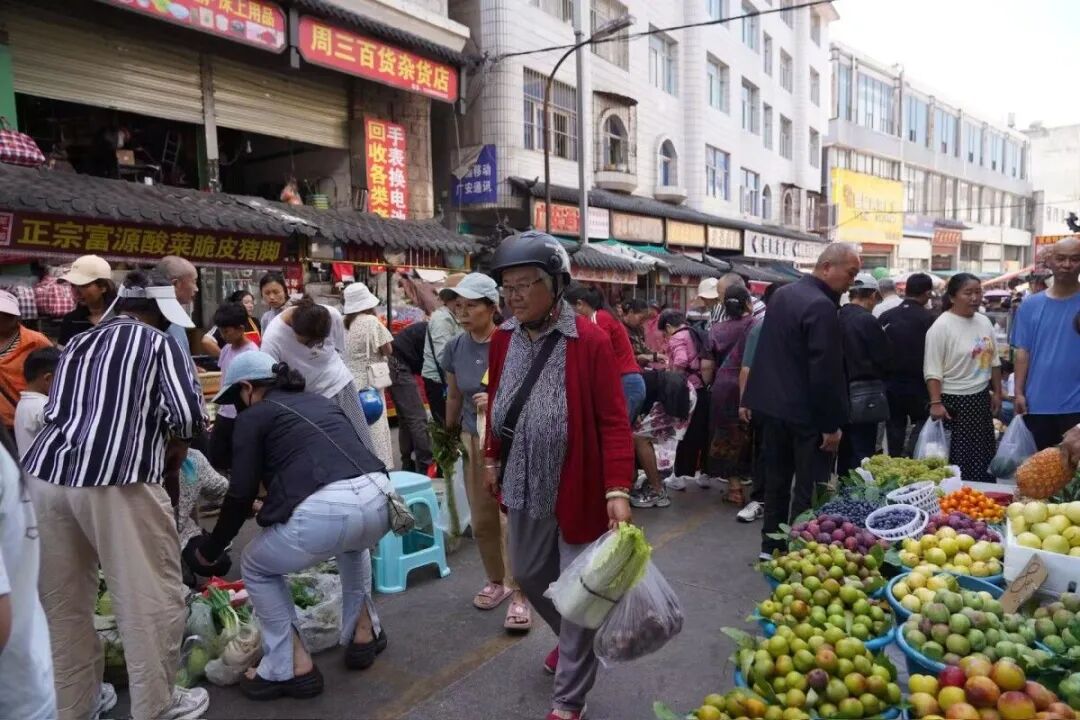 曲靖的一个菜市场，每逢夏天，大批旅居老人过来买菜。
