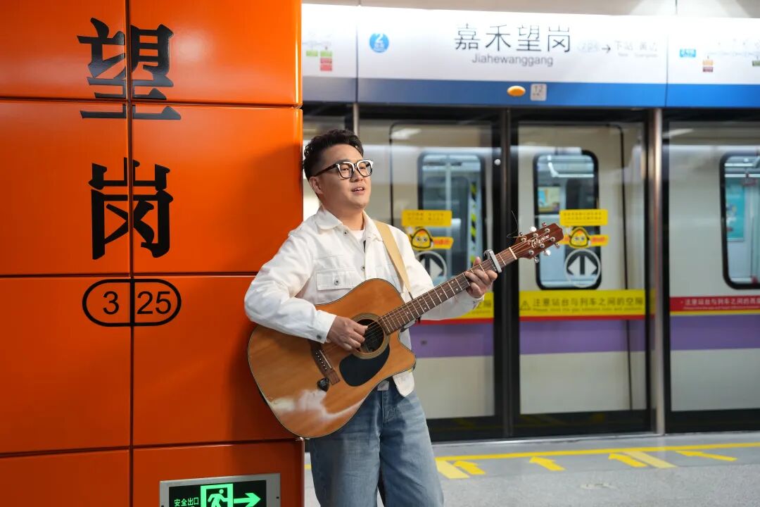 吴欢在嘉禾望岗地铁站站台弹唱。（受访者供图）