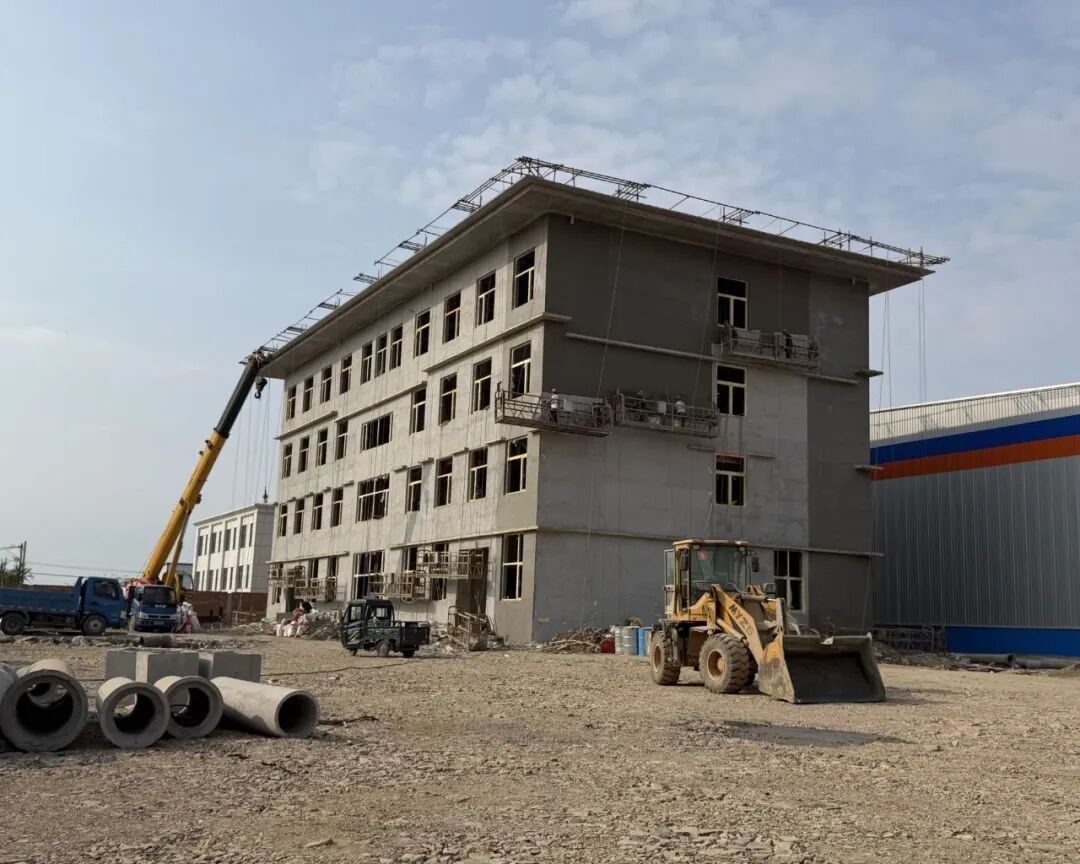 营口大石桥经开区一处在建厂房。南方周末记者 吴超 摄