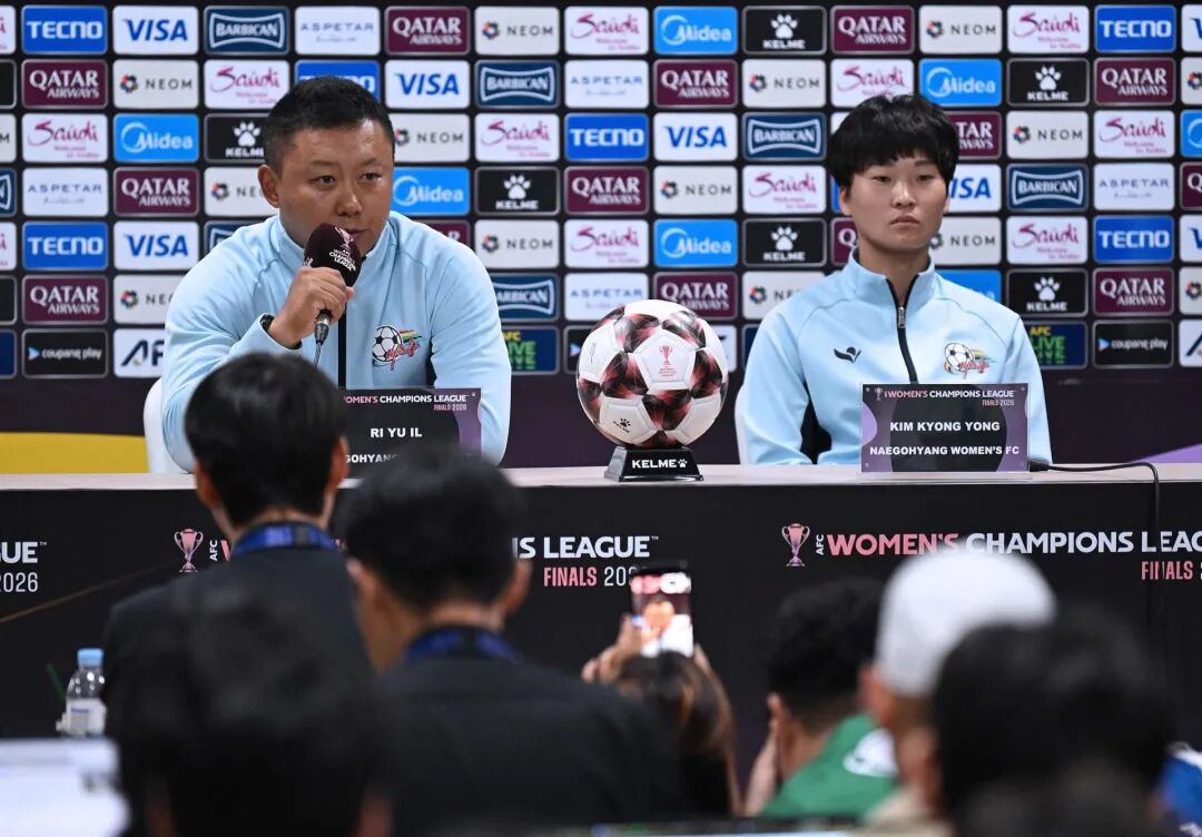 当地时间2026年5月19日，韩国水原，“我的故乡”女足主教练李裕日及球员金京永出席赛前的新闻发布会。（视觉中国/图）