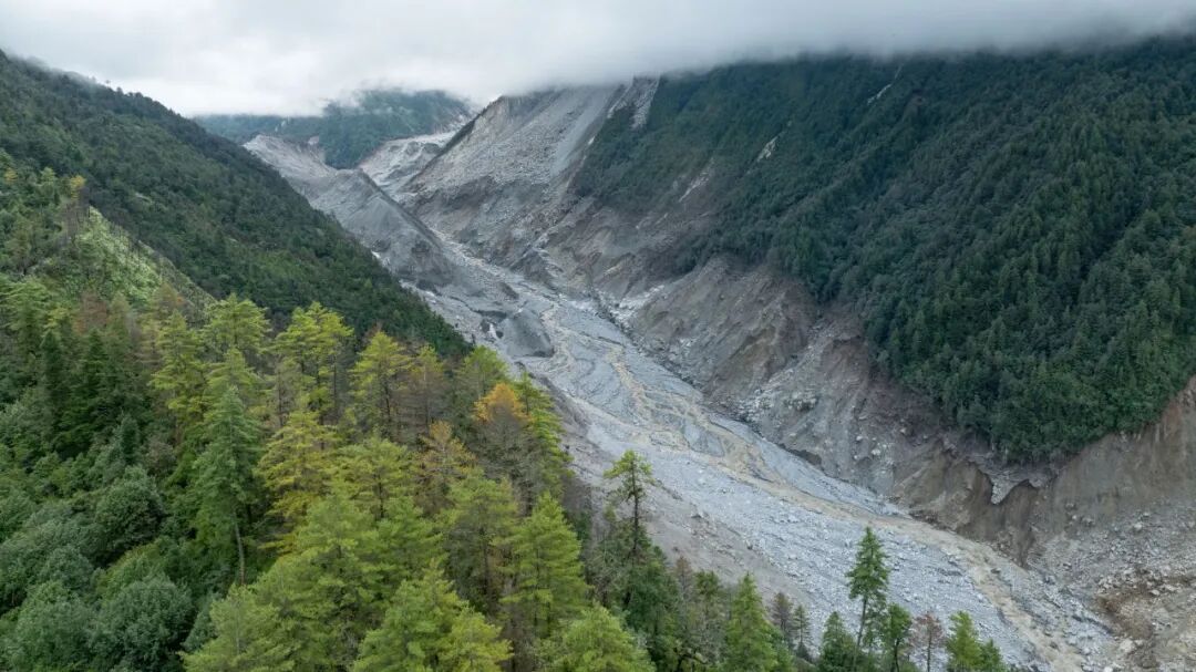 9月5日拍摄的位于吉隆口岸核心区域上方的原堰塞湖所在地，湖水已排空，河道恢复过流（无人机照片）。新华社图