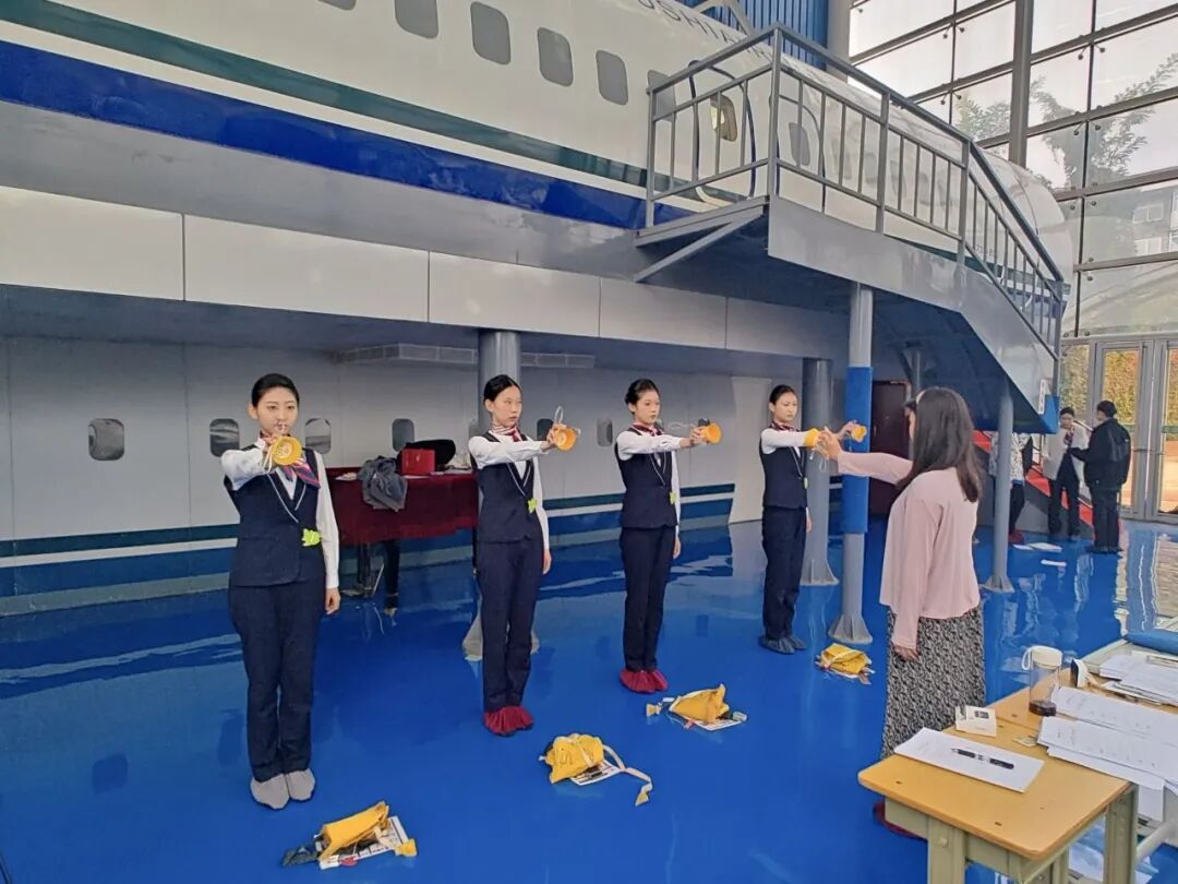 职高空乘班学生在上课中。（受访者供图）