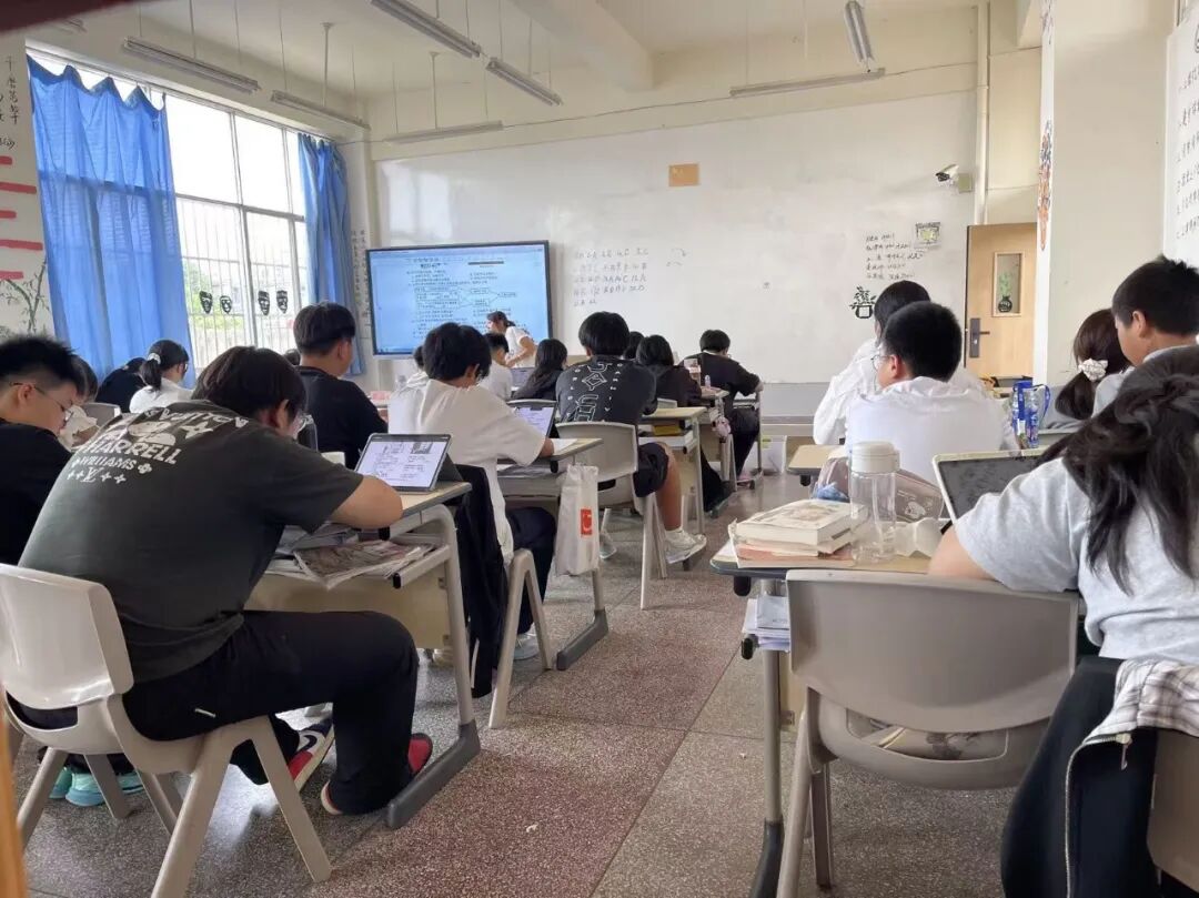 2026年6月，丑小鸭中学的学生正在教室上课。南方周末记者陈佳慧 摄