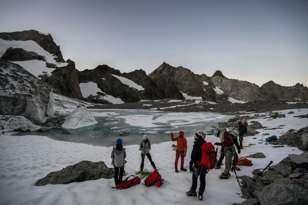 　　▲ 当地时间2025年7月9日，法国圣克里斯托夫昂瓦桑，埃克兰山脉，登山者们清晨在塞勒冰川上准备徒步。（视觉中国/图）