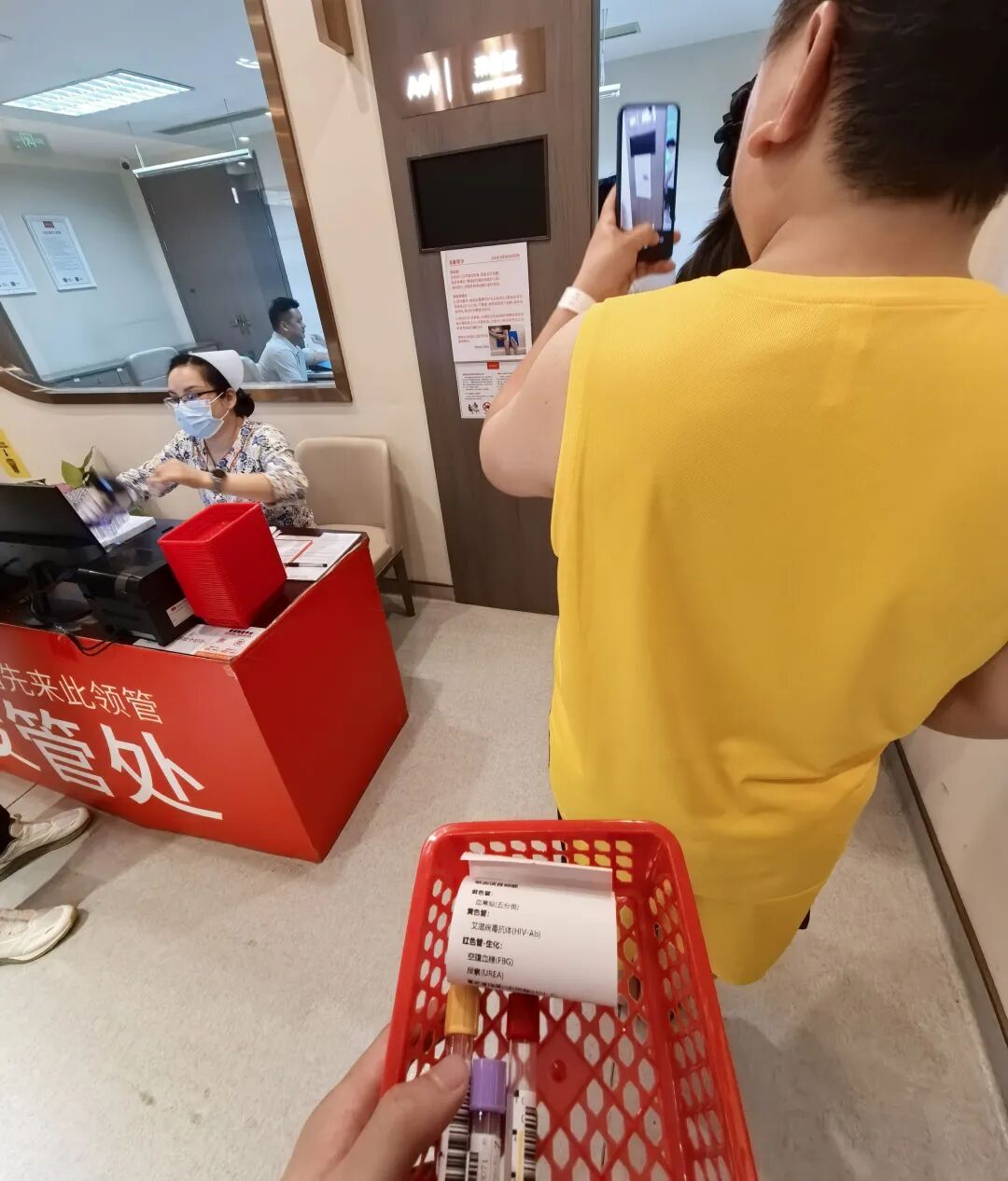 一般而言，公务员招录会经历笔试、面试等环节。只有最终合格的拟招录人选会参与体检。（受访者供图）