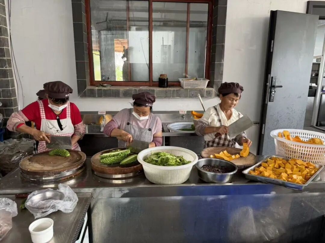 弥勒的一个旅居康养基地里，员工为老人准备晚饭。这里吃住全包，每人每月收费在3850元左右。