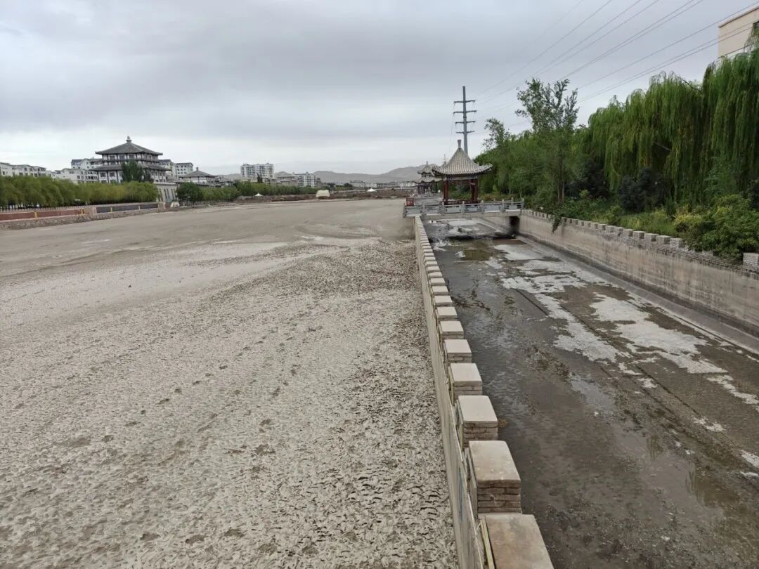 2026年8月，洪水过后的党河风情线，淤泥布满河道，右侧为浑水槽（泄洪槽）。（南方周末记者吴小飞|摄）
