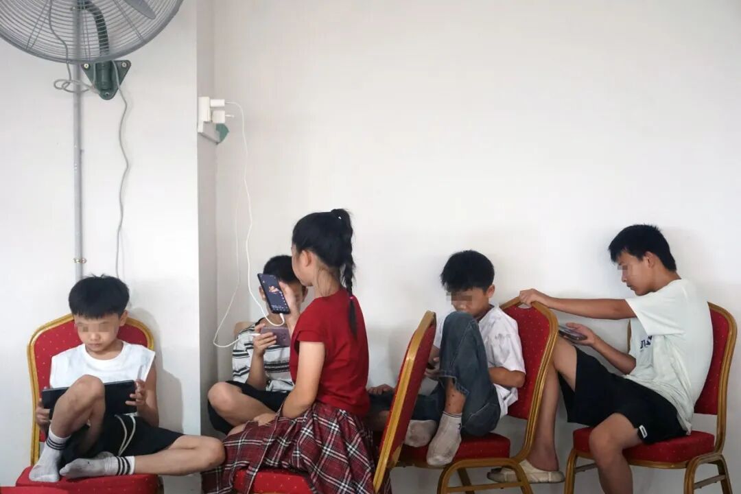 2026年7月25日，广州新塘镇，很多时候，孩子们各自在屏幕上打发时间。（苏有鹏/摄）