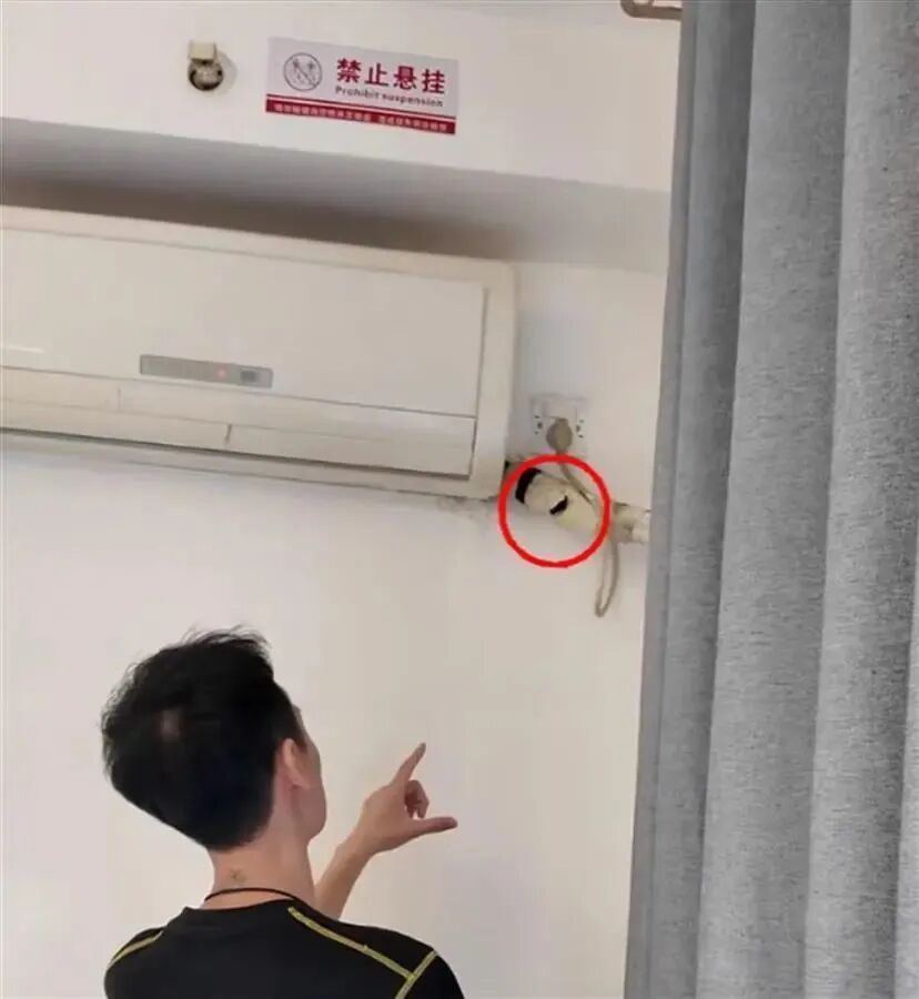 摄像头安装在空调和管道连接处。（图片来源｜视频截图）