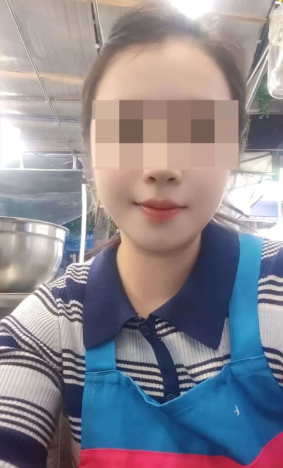 出摊的胡二妹。（视频截图）