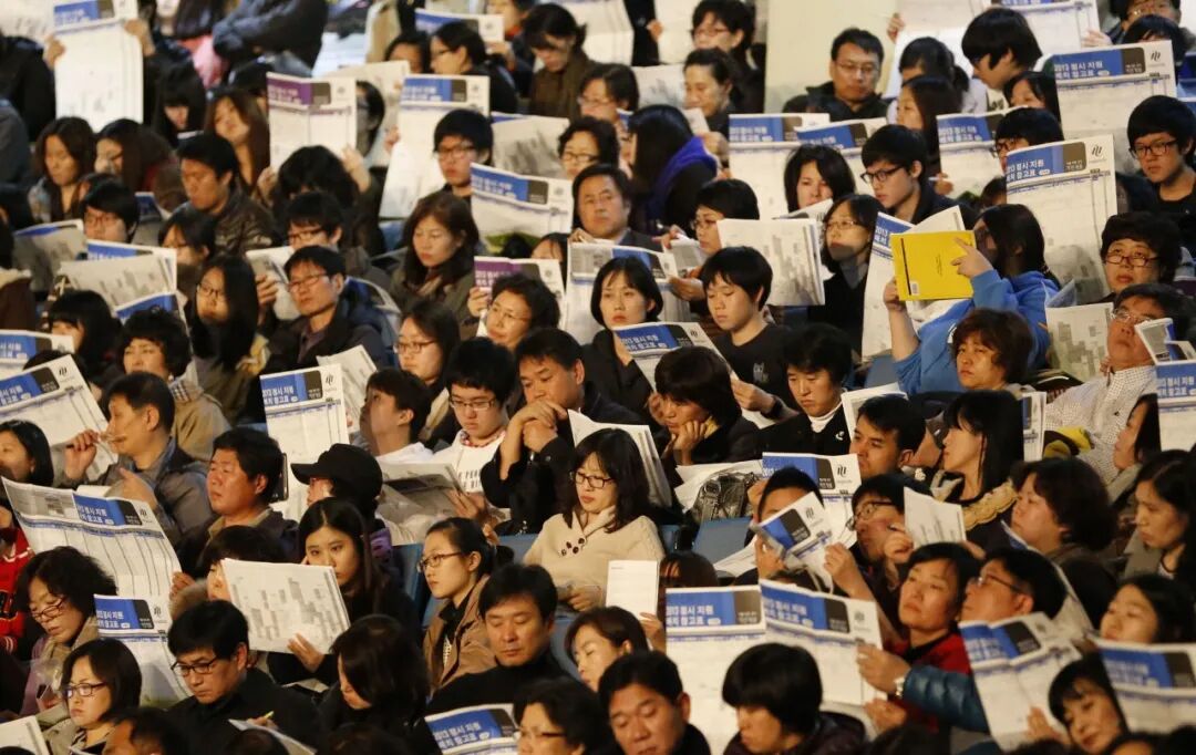 韩国高考志愿说明会上的考生与家长。图源：视觉中国。