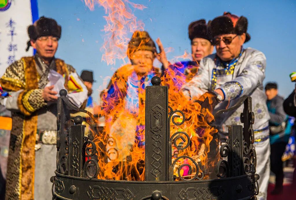 2020年12月27日，内蒙古鄂托克前旗蒙古族圣火节。图/视觉中国