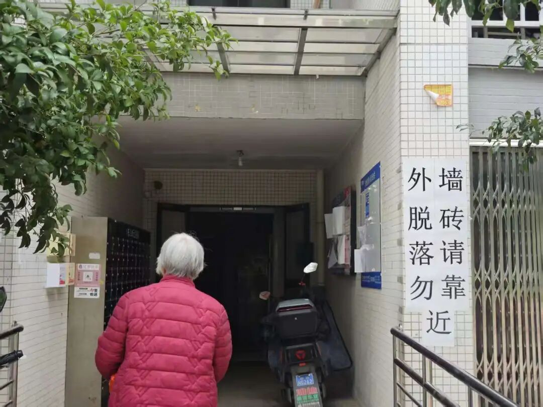 东悦佳苑一楼栋贴有外墙脱落提醒。南方周末记者郑丹摄