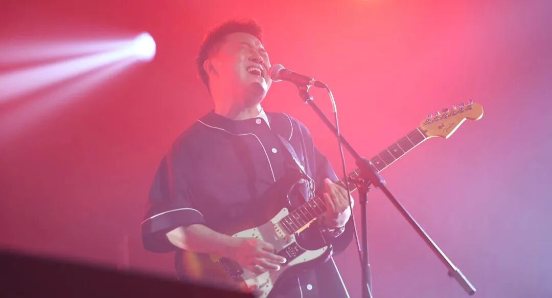 吴欢在音乐现场演出。（受访者供图）