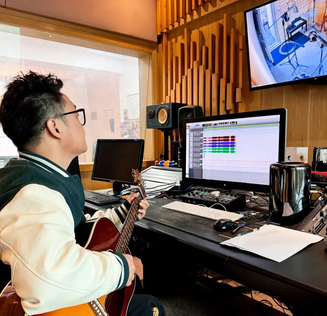 吴欢在音乐创作中。资料图