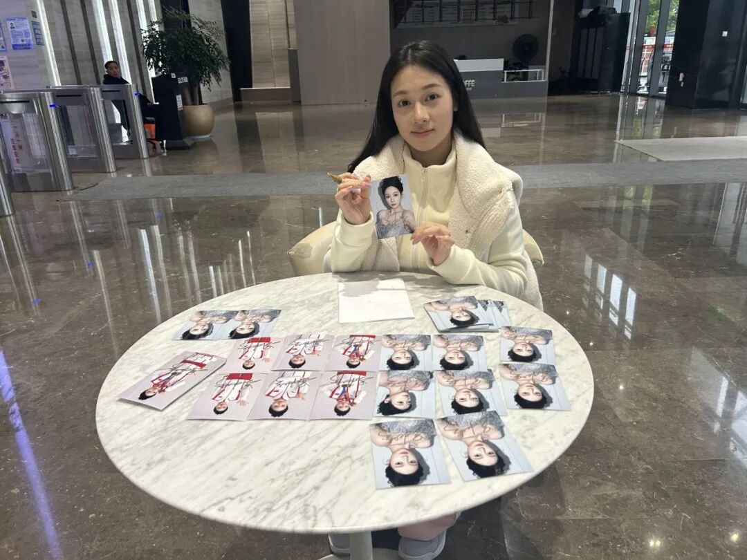 吴柳芳准备送给粉丝的签名照
