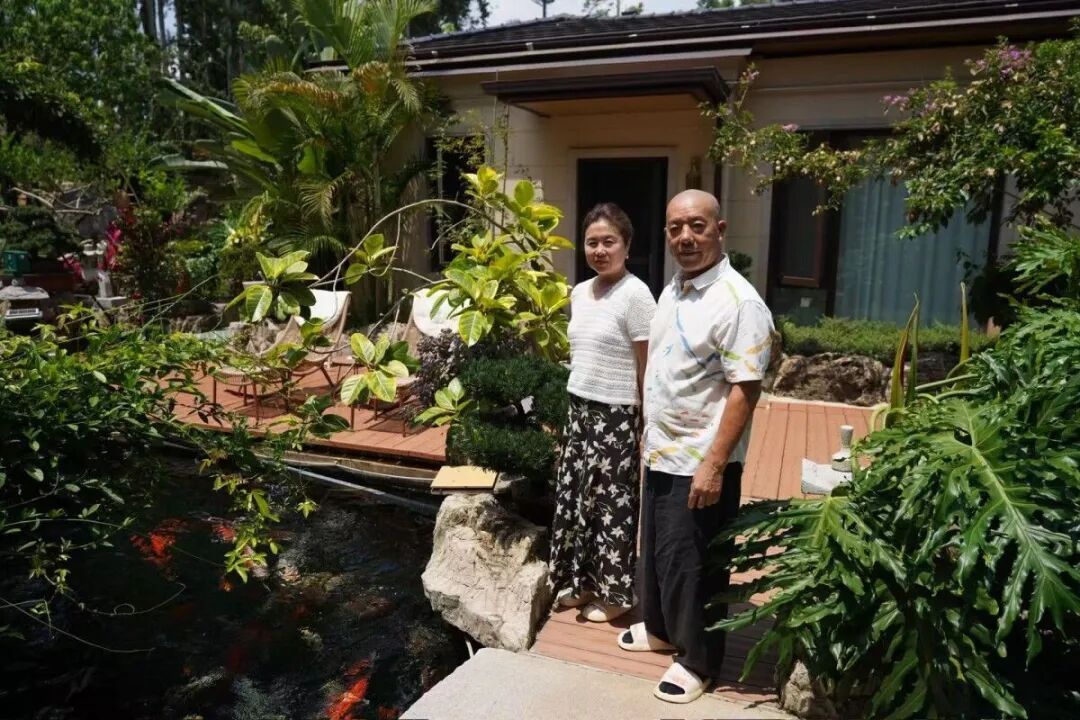范建康和老婆在自己弥勒的院子里，这套房子装修花了一百多万元。