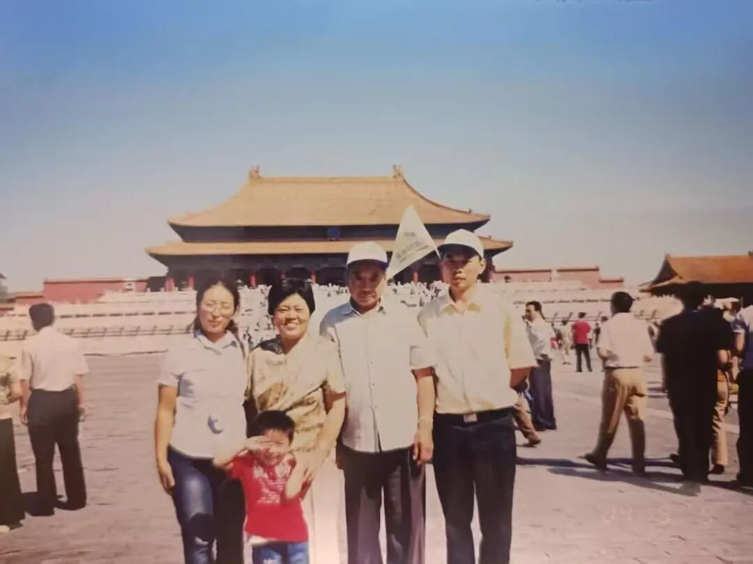 童年的崔馨月跟家人的合照。受访者供图