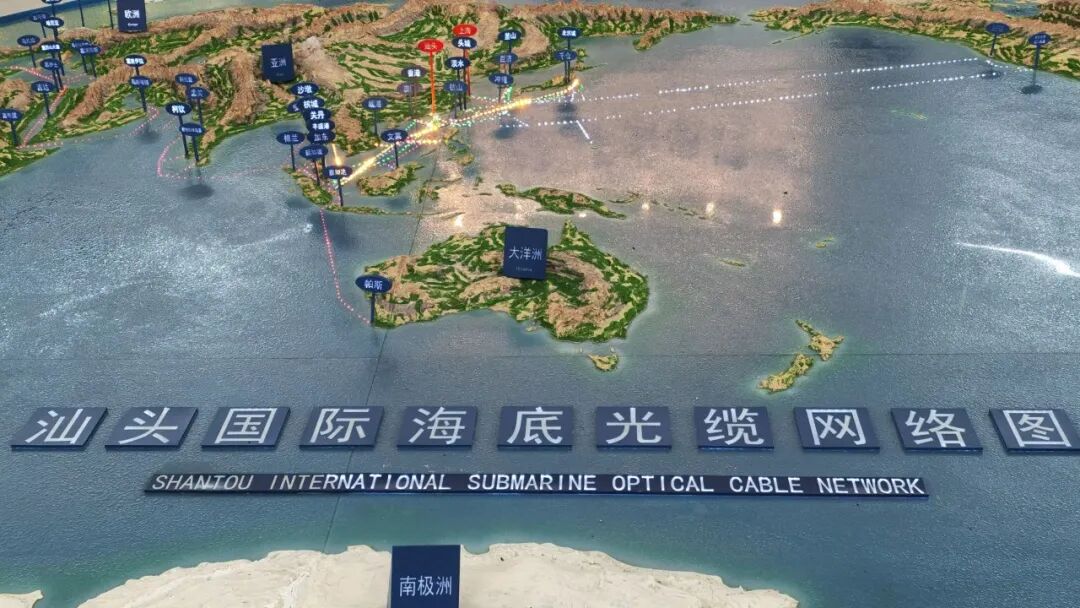 　　2026年9月1日，汕头国际海缆登陆站的展厅中间，一个沙盘模型展示着汕头国际海底光缆的链接走向。（南方周末记者 冯飞/摄）