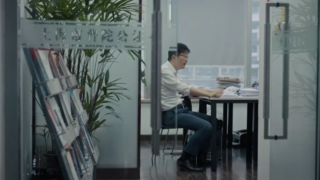 李辰阳在普陀公证处办公室，《前浪》剧照。资料图