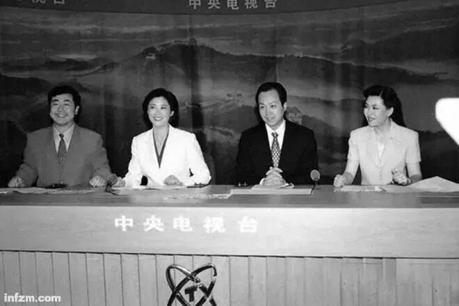 　　1997年，方宏进、敬一丹、罗京、方静（从左至右）主持香港回归特别报道，这是央视第一次真正意义上的大型直播，持续72小时。（资料图）