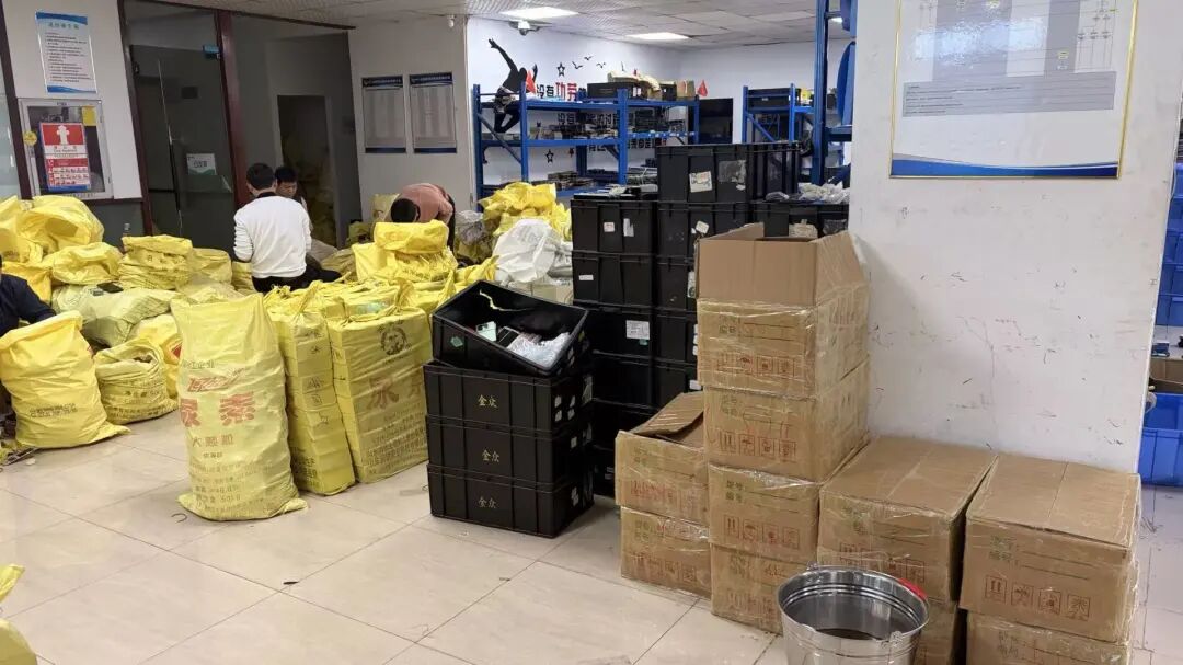 数码回收网的仓库已爆满。受访者供图