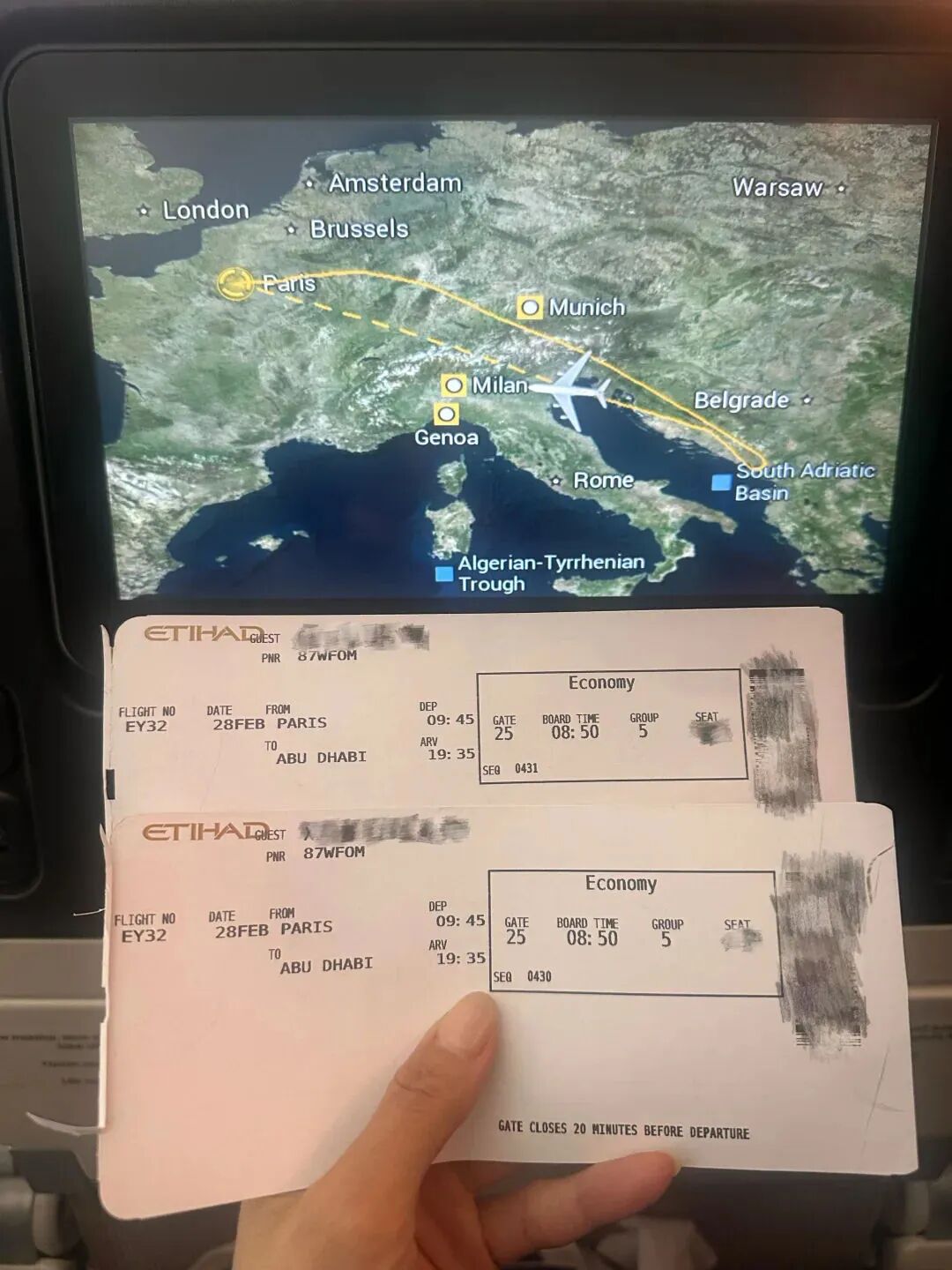 郭苑原本计划带孩子去阿联酋度假，受战事影响，航班中途返航。（受访者供图）