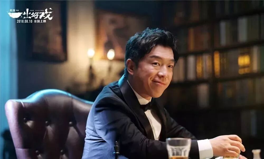 似乎也在虚荣和追捧中丧失初心,一方面被于和伟虚情谄媚地请求带上船