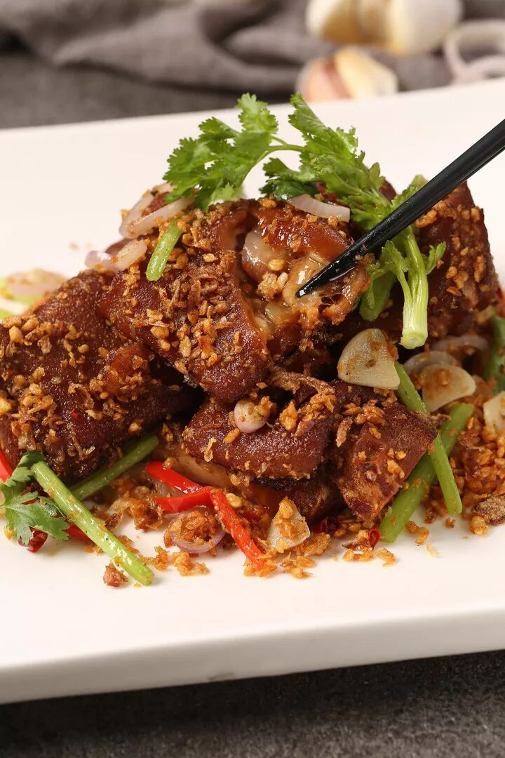 有一个人偷偷爱着你 总有一道美味让你感到幸福 百吃不厌的 蒜酥猪手