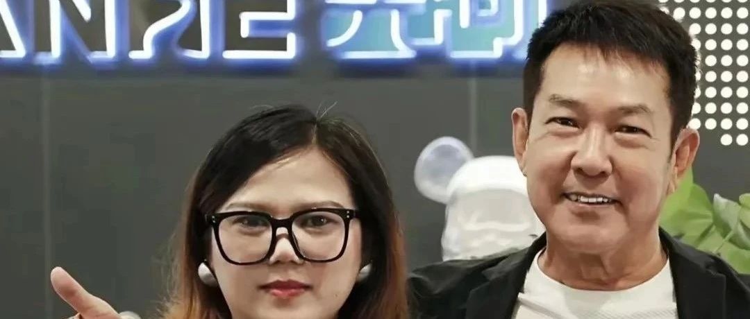 元彪68岁风采依旧,广西晚宴与美女舞蹈家共话艺术,肌肉满满彰显不老传奇!