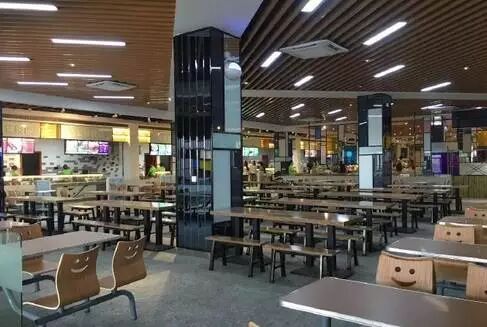 成都大学五食堂装修完毕后,一个全新的"休闲餐吧"引入眼帘.