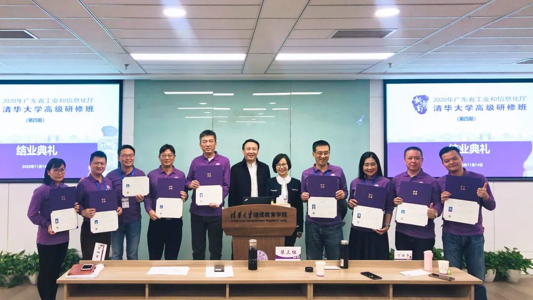 结业典礼上，为小组学员颁发结业证书