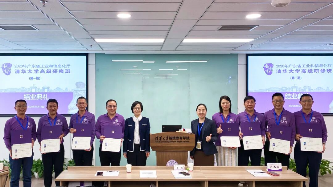 结业典礼上，为小组学员颁发结业证书