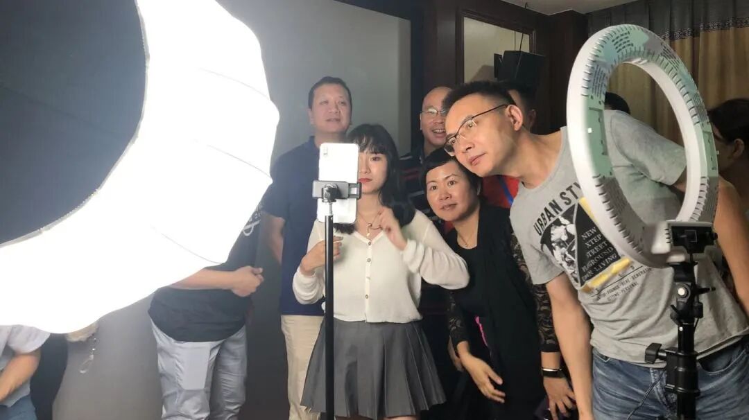 学员在5G直播产业园学习直播间的搭建