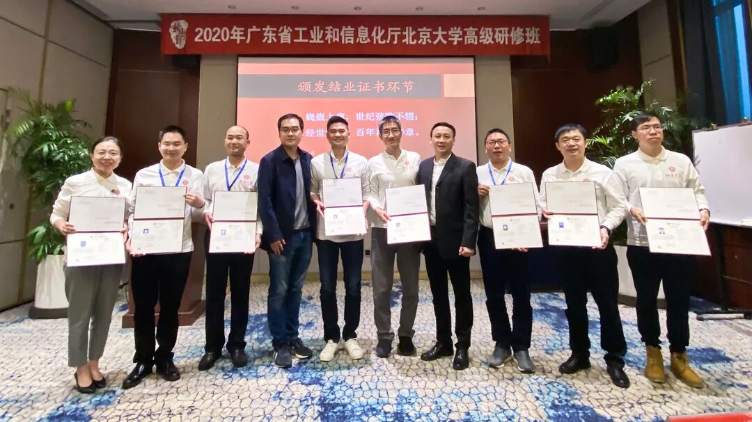 结业典礼上，为小组学员颁发结业证书